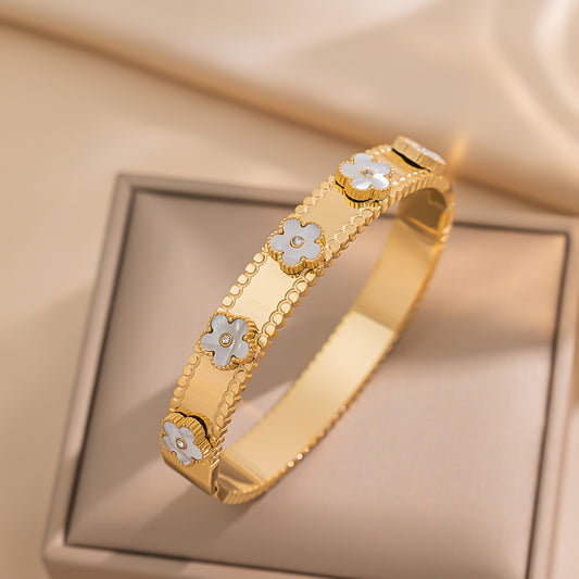 Factory Direct Sales of High-quality Fritillary Titanium Steel Five-leaf Clover Diamond-encrusted Bracelet for Women's Advanced Feeling Gold-plated 18K