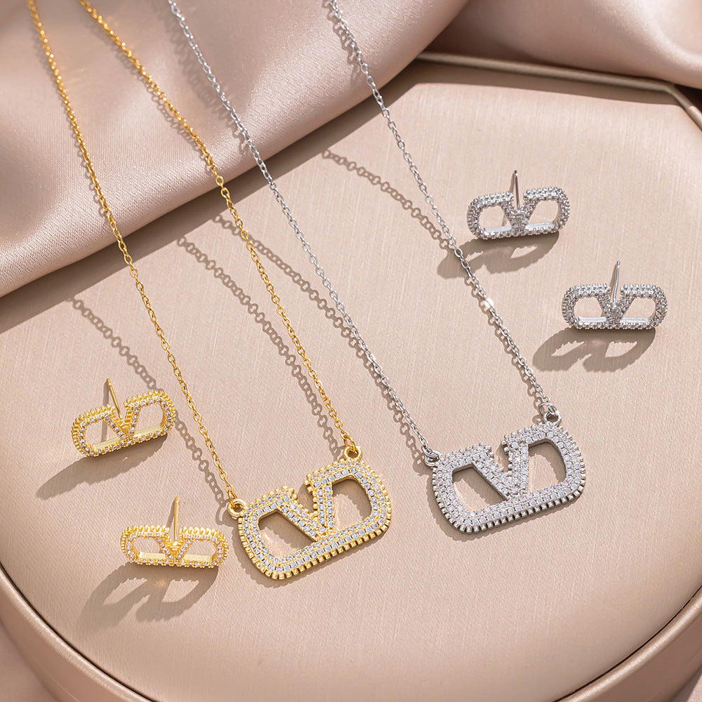 V Letter Necklace Female Versatile High Sense Light Luxury Niche Full Diamond CD Pig Nose Collarbone Chain Simple