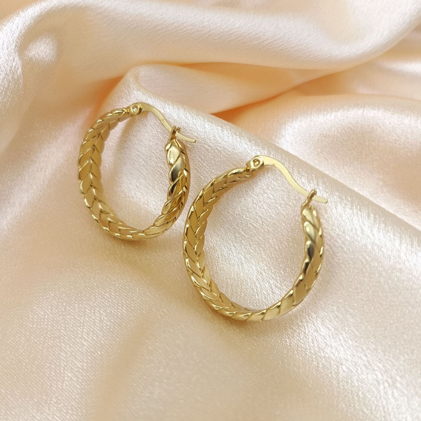 Light Luxury Wind Titanium Steel Woven Circle Earrings Star with The Same Wheat Stud Earrings