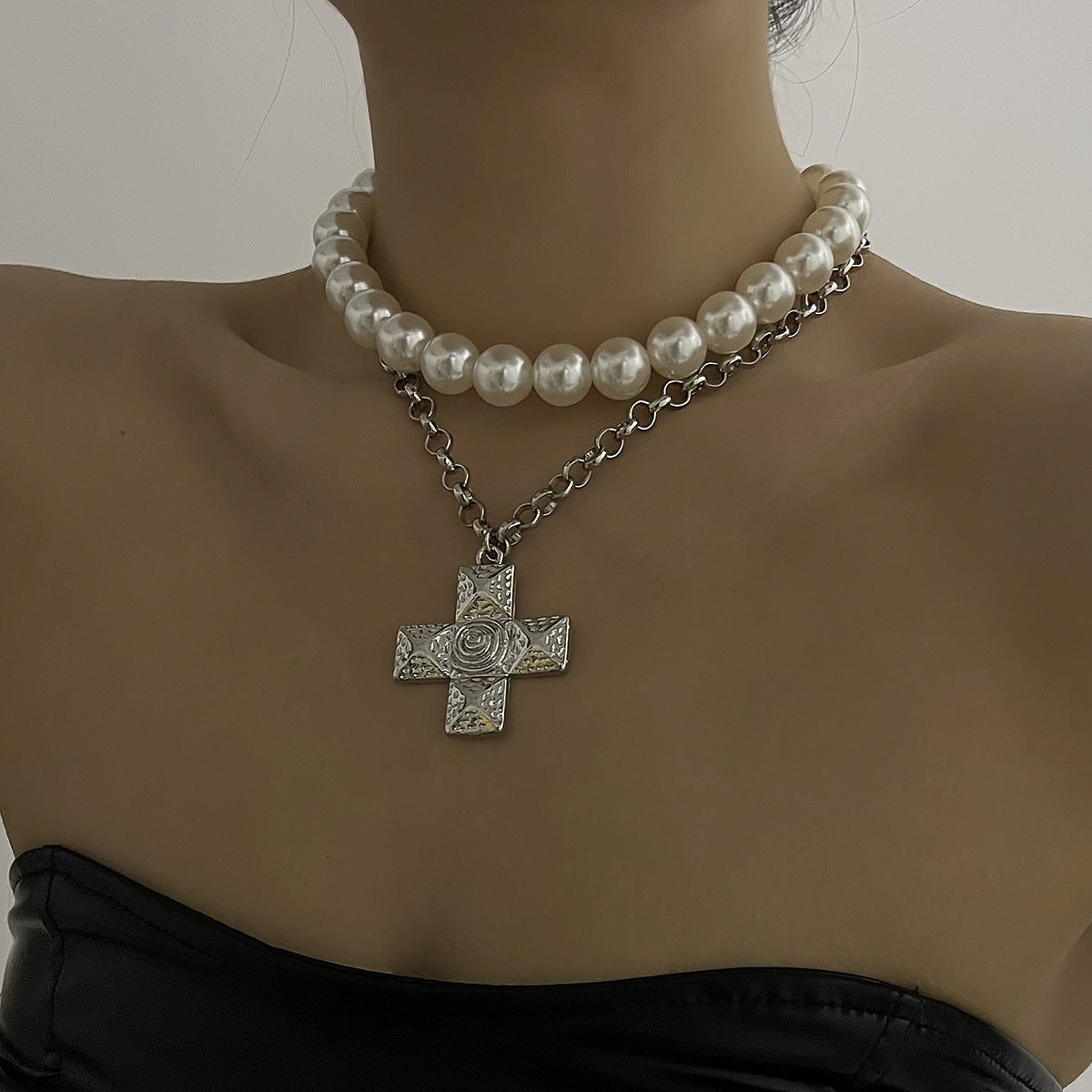 European and American Personality Fashion Popular Multi-layer Necklace, French Pearl Cross Niche Design Collarbone Chain