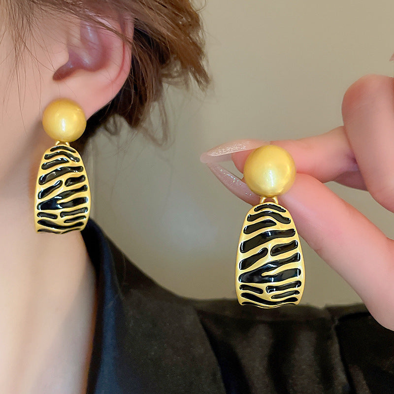 Real Gold Electroplating Silver Needle Medium Antique Freshwater Pearl Love Earrings Premium Earrings Vintage Retro Earrings