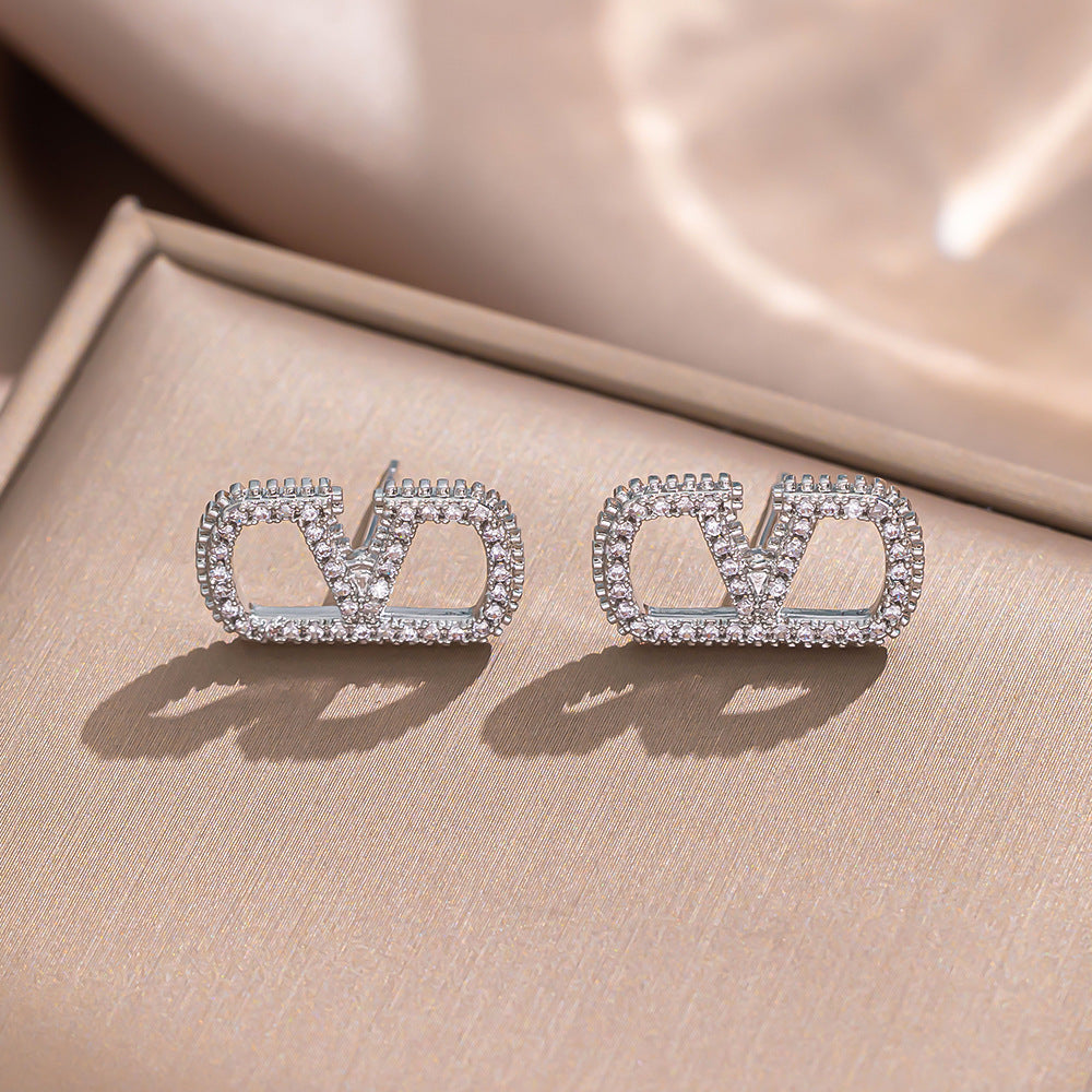 V Letter Necklace Female Versatile High Sense Light Luxury Niche Full Diamond CD Pig Nose Collarbone Chain Simple