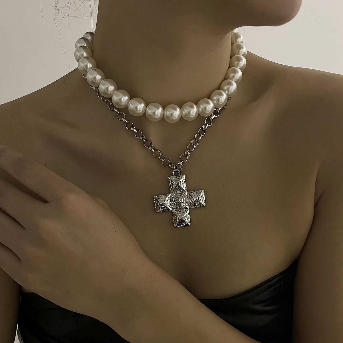 European and American Personality Fashion Popular Multi-layer Necklace, French Pearl Cross Niche Design Collarbone Chain
