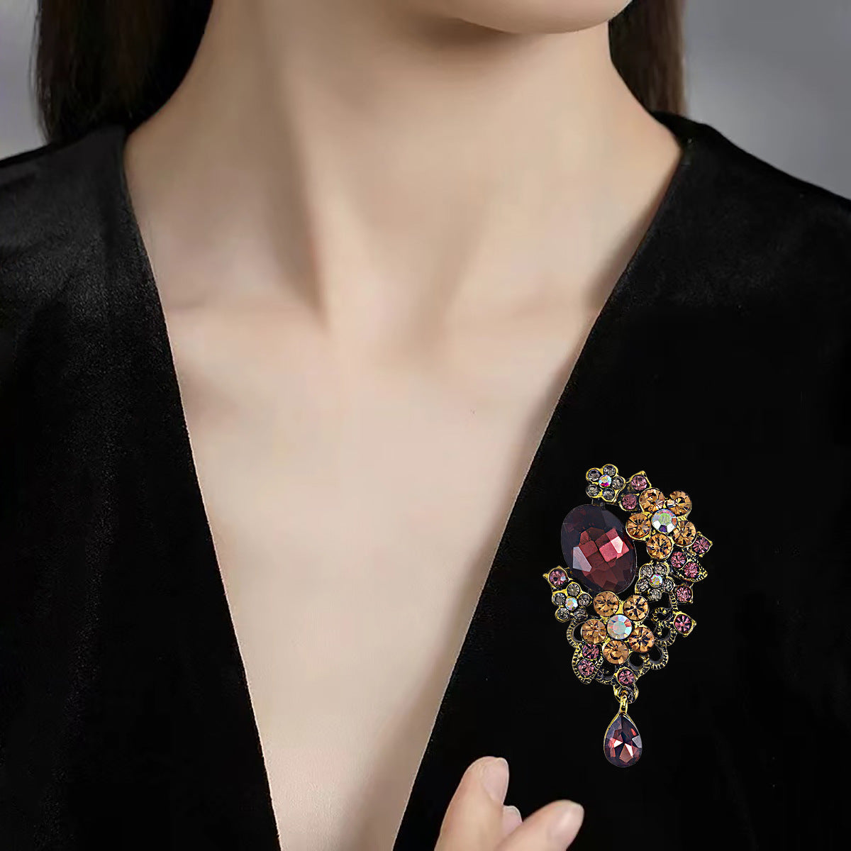 Fashion Temperament Crystal Brooch Elegant Luxury High-end Cheongsam Accessories Pin Glass Fringed Pendant Suit Corsage