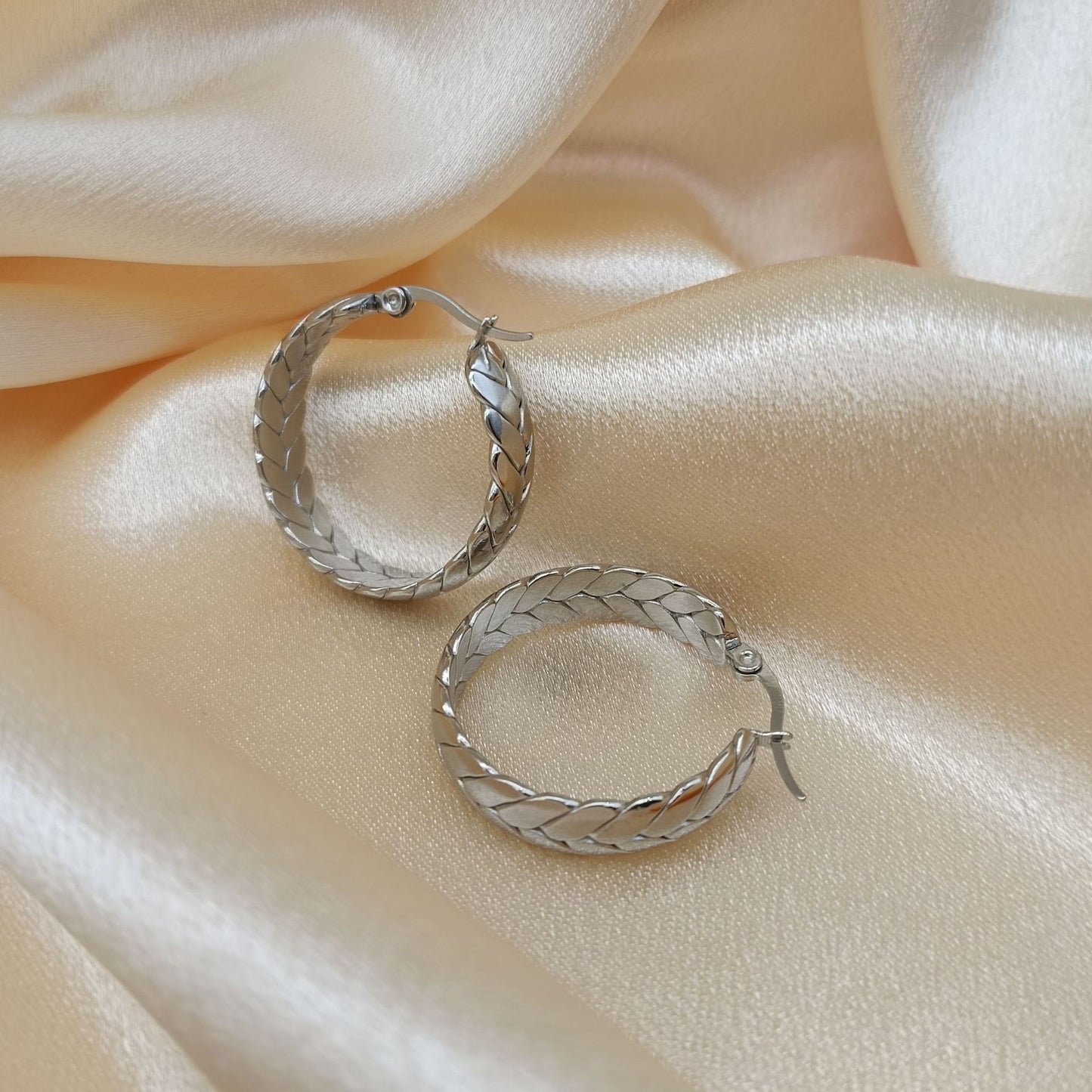 Light Luxury Wind Titanium Steel Woven Circle Earrings Star with The Same Wheat Stud Earrings