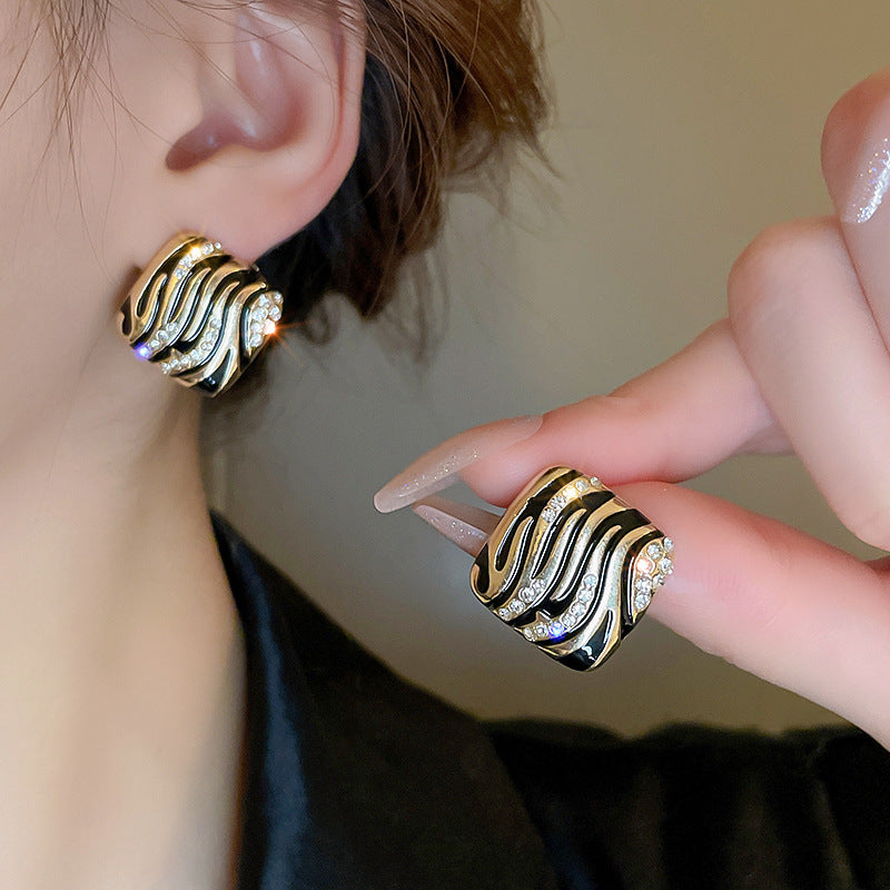 Real Gold Electroplating Silver Needle Medium Antique Freshwater Pearl Love Earrings Premium Earrings Vintage Retro Earrings