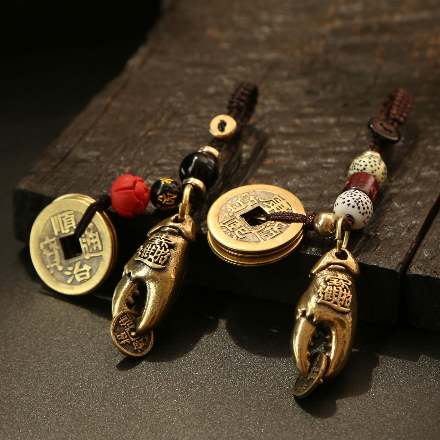 There Is Money in Hand To Attract Wealth and Treasure, Brass Crab Claws, Five Emperors Money, Keychain Pendant, Men's and Women's Keys, Bag Pendant.