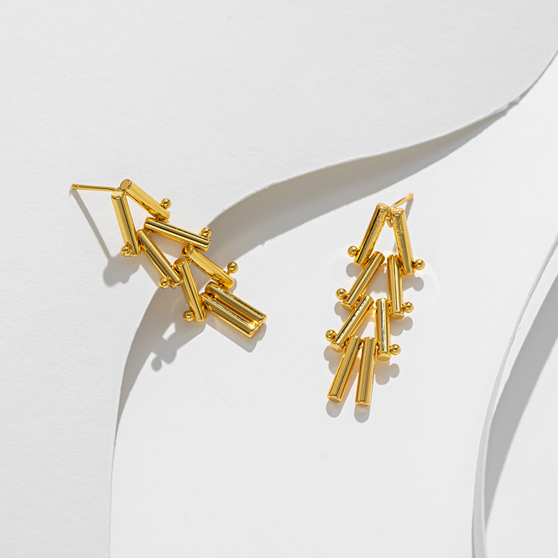 Titanium steel 18K real gold, fashionable triangular cylindrical splicing design creative long earrings, metallic 18K studs