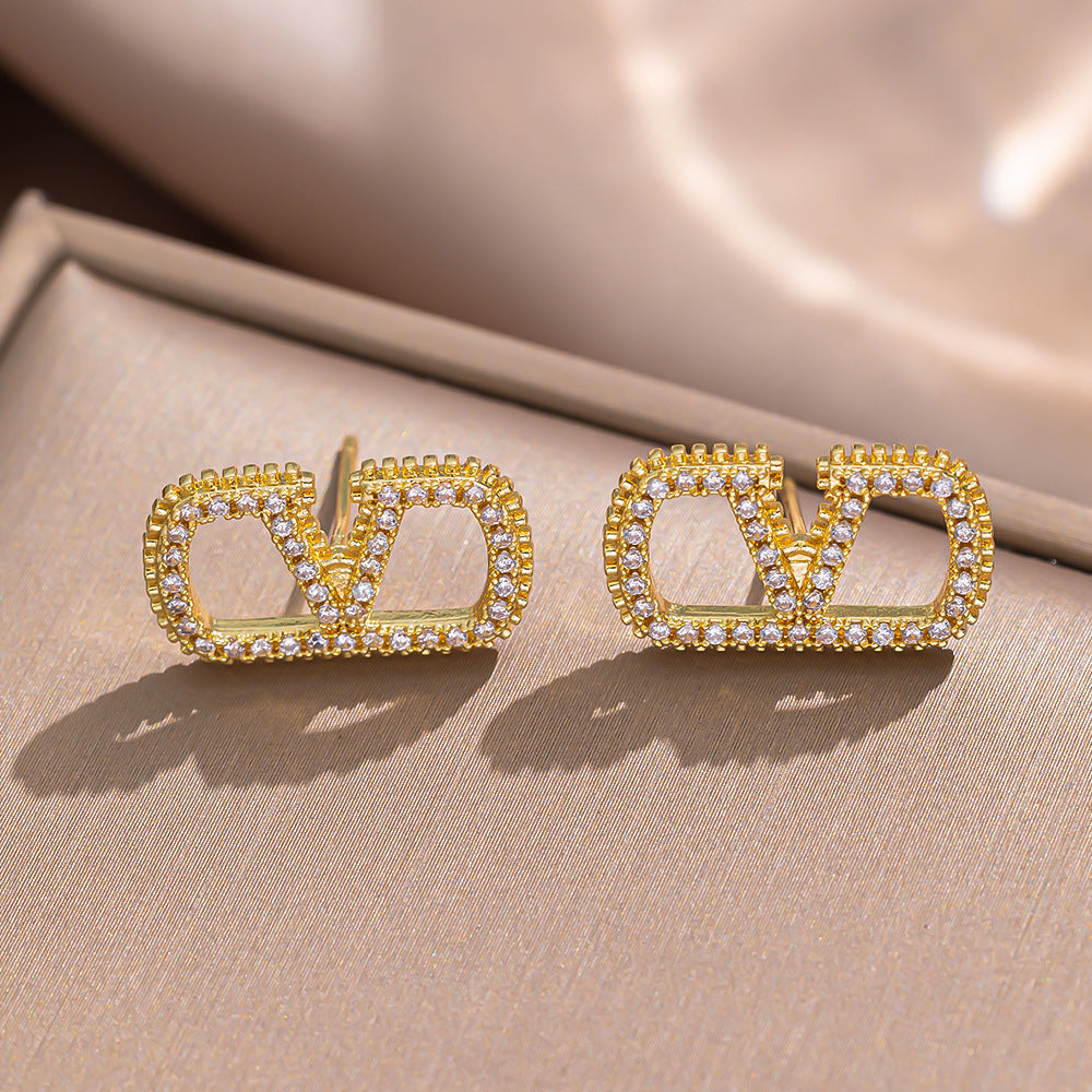 V Letter Necklace Female Versatile High Sense Light Luxury Niche Full Diamond CD Pig Nose Collarbone Chain Simple