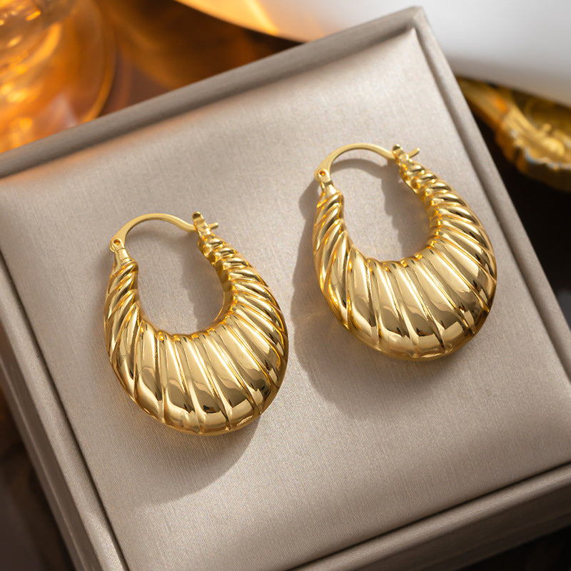 Crescent moon bold hollow shrimp pattern u-shaped titanium steel furnace vacuum-plated 18k gold hollow earrings earrings