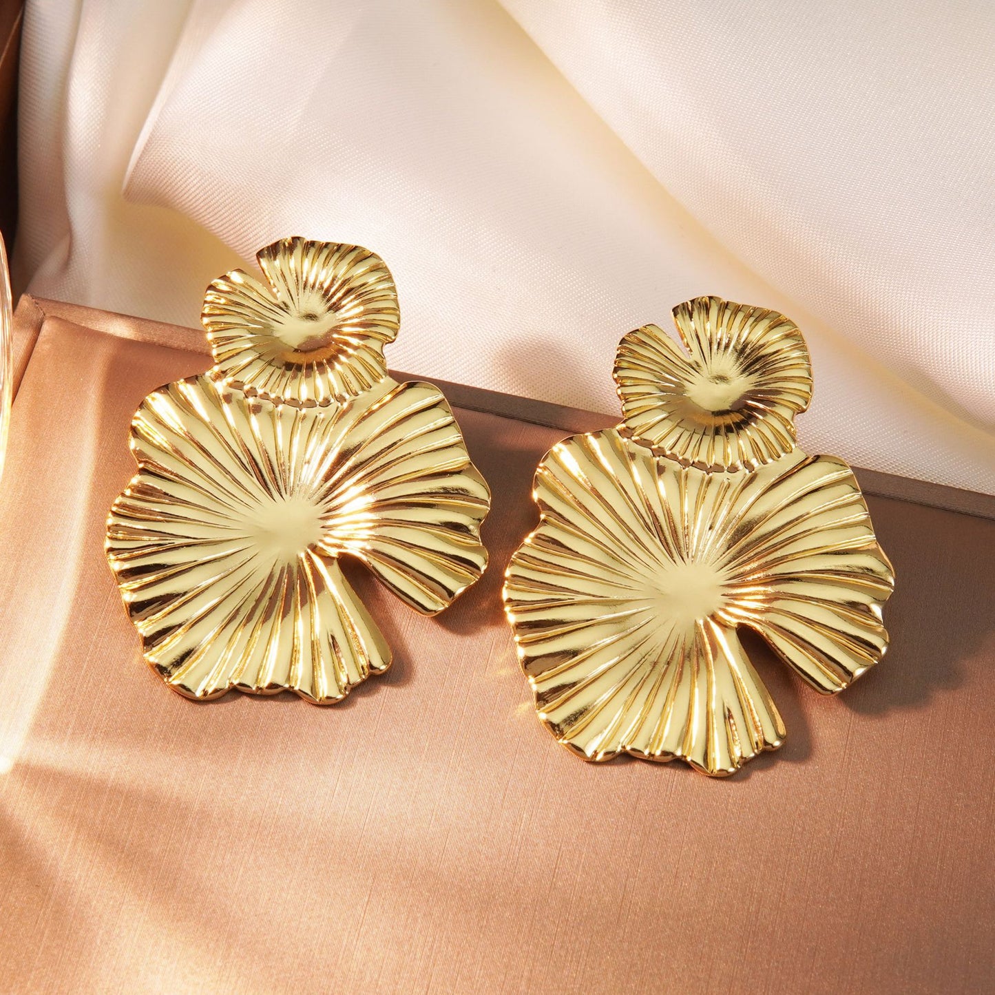 Exaggerated Titanium Steel Round Earrings Gold 18K Gold Light Luxury Earrings Fashion High Sense Love Earrings