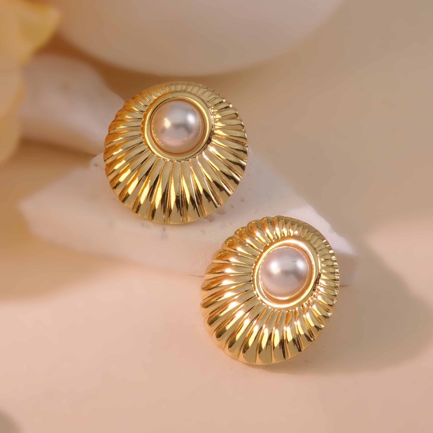 Exaggerated Titanium Steel Round Earrings Gold 18K Gold Light Luxury Earrings Fashion High Sense Love Earrings