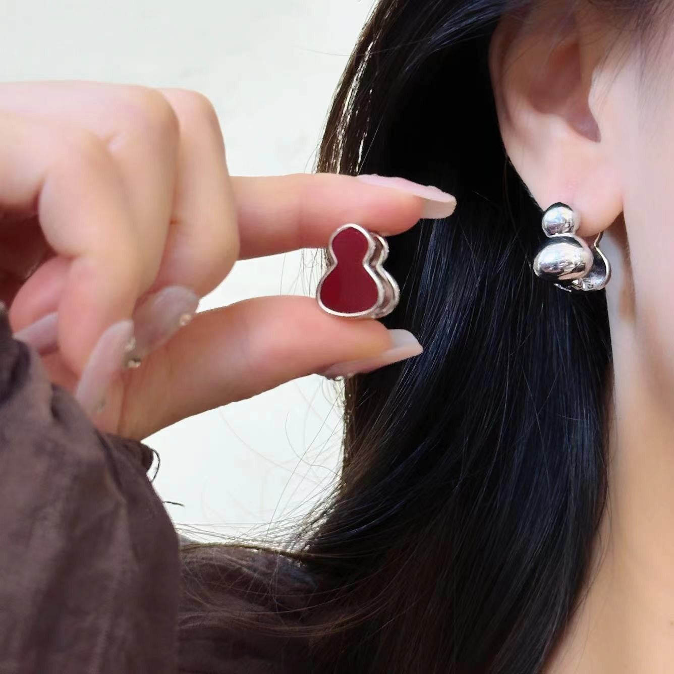 Double-sided gourd earrings for women's new light luxury niche high-end stud earrings, ear buckles, temperament earrings, fashionable and fashionable