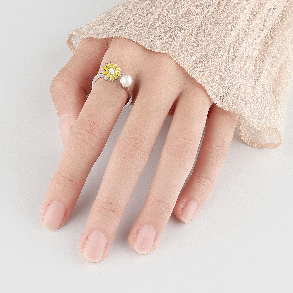 Popular Small Daisy Rotating Ring Female Design Sense Small Daisy Flower Pearl Ring Creative Dripping Jewelry Female