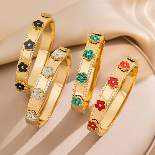 Factory Direct Sales of High-quality Fritillary Titanium Steel Five-leaf Clover Diamond-encrusted Bracelet for Women's Advanced Feeling Gold-plated 18K